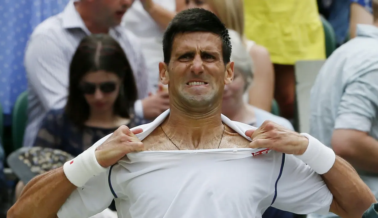 Ekspres Novak Djokovic saat akan mengganti kausnya dalam final tunggal putra Turnamen Tenis Grand Slam Wimbledon 2015 di London, Inggris. (12/7/2015). (REUTERS/Stefan Wermuth)