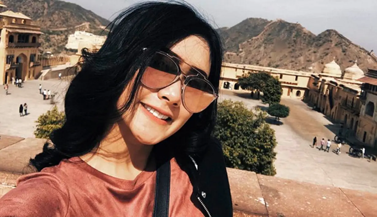 Penyanyi dangdut Cita Citata sedang berada di India. Beberapa foto dibagikan dalam akun Instagramnya. Bahkan ia mengaku kembang kempis dekat ular kobra saat di Japur. (Instagram/cita_citata)