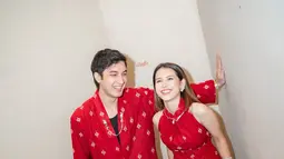 Sandrinna Michelle memadukan baju batik merah yang dikenakannya dengan celana warna hitam. Penampilan artis berusia 18 tahun ini makin manis dengan memakai heels warna hitam dan aksesosi gelang warna silver juga cincin. Rambutnya yang dibiarkan digerai dengan belah tengah semakin memancarkan pesona artis cantik blasteran Indonesia – Amerika Serikat ini. (Liputan6.com/IG/@juniorrobertss)
