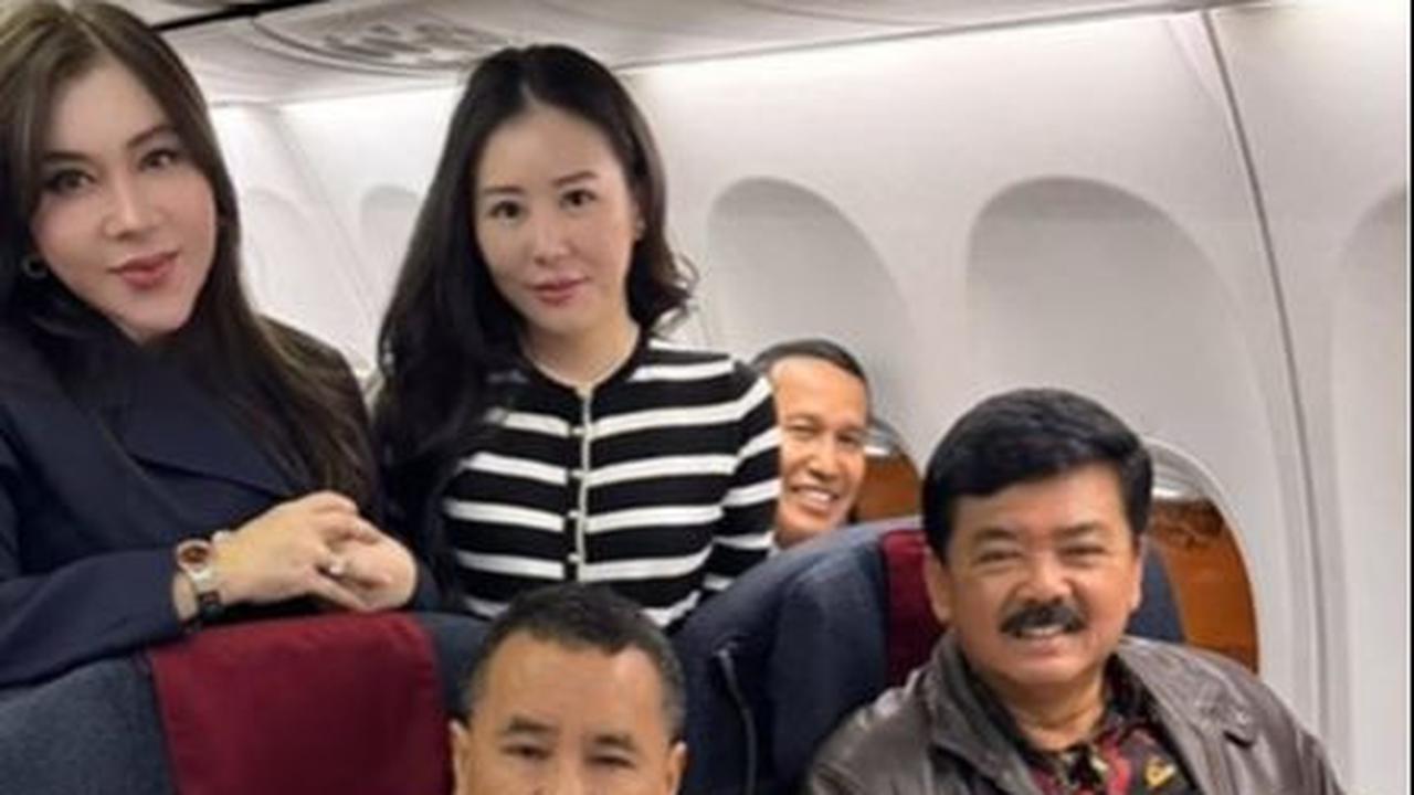 Hotman memuji ketampanan Hadi Tjahjanto. Pengacara nyentrik itu mengaku kalah tampan oleh mantan Panglima TNI tersebut.