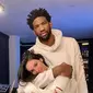 Joel Embiid bersama Anne de Paula (Instagram)