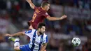 Peman AS roma, Edin Dzeko (atas) berduel dengan pemain FC Porto, Andre Andre pada leg 2 babak play off Liga Champions di Olympic Stadium, Rome (24/8/2016) dini hari WIB. (AFP/Filippo Monteforte)