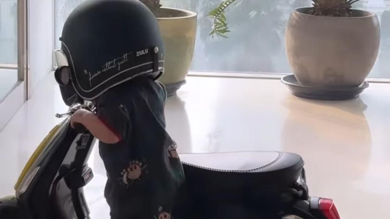 Potret Baby Izz saat mengendarai Vespa langsung meencuri perhatian netizen. Mereka menuliskan berbagai komentar.<br>