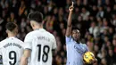Penyerang Real Madrid, Vinicius Junior (kanan) merayakan gol pertama timnya saat pertandingan sepak bola Liga Spanyol melawan Valencia CF di Stadion Mestalla, Valencia, 2 Maret 2024 (Jose Jordan/AFP)
