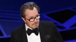 Gary Oldman memberi sambutan dalam Oscar 2018 di Dolby Theater, Los Angeles, Amerika Serikat, Minggu (4/3). Gary berhasil menyisihkan Timothy Chalamet, Daniel Day-Lewis, Daniel Kaluuya, dan Denzel Washington. (Chris Pizzello/Invision/AP)