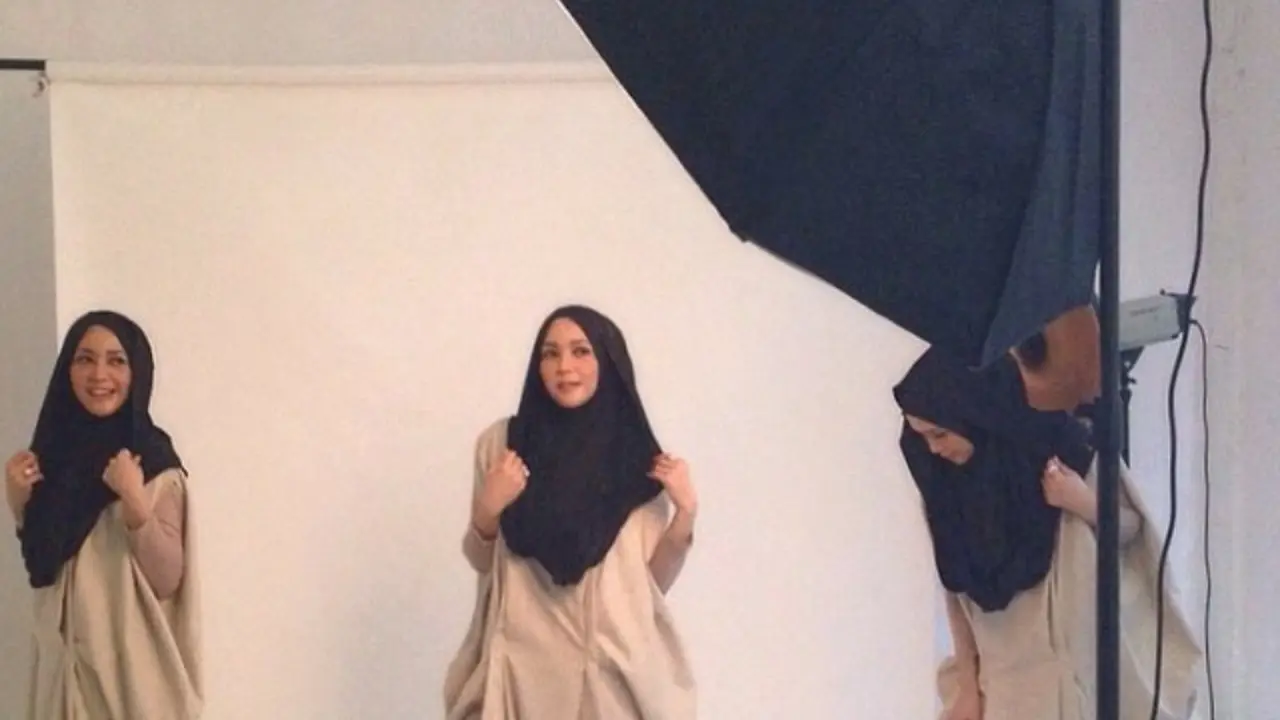 Artis Seksi Ini Terlihat Anggun dan Cantik Saat Berhijab