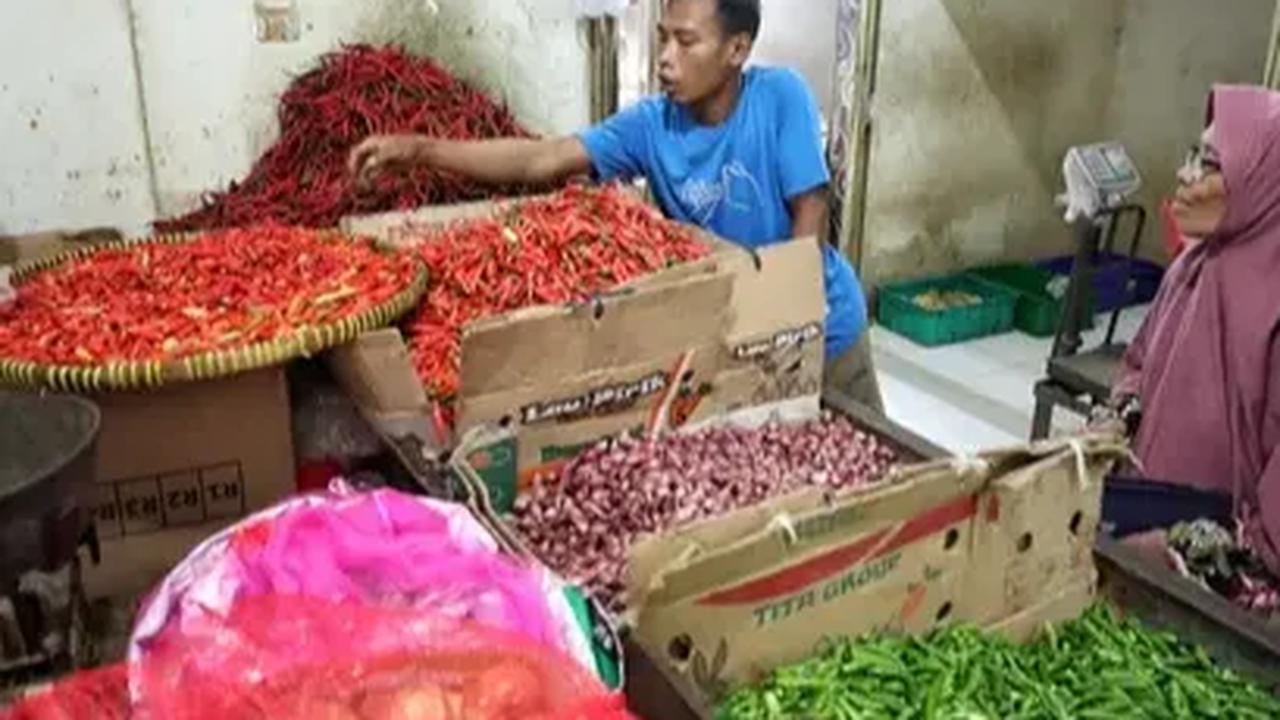 Sebab, harga-harga bahan pokok semisal beras dan BBM sudah lebih dulu alami kenaikan ketimbang besaran upah minimum. Apalagi, kenaikan UMP 2024 hanya berkisar antara 1-7 persen.