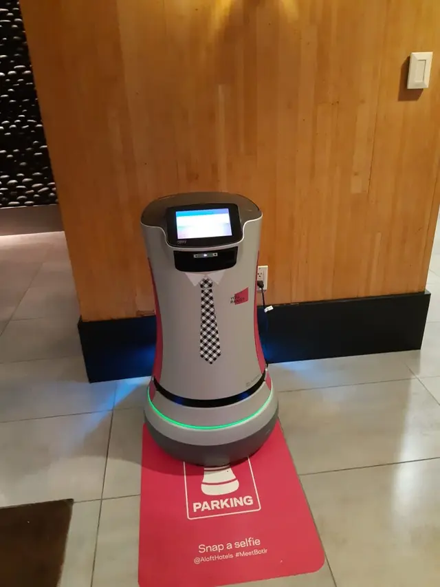 Robot pelayan di Aloft Hotel, Newar, California. (Liputan6.com/Tanti Yulianingsih)