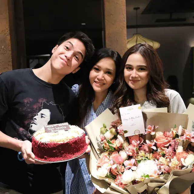 6 Potret Ultah Maia Estianty Rayakan Bareng Anak dan Calon Mantu, Alyssa Kirim Bunga