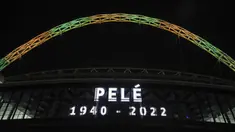 Lengkungan Stadion Wembley di London, Kamis (29/10/2022), menyala dengan warna bendera Brasil setelah mantan legenda sepak bola Brasil, Pele meninggal dunia. Sebelum kepergiannya, Pele menjalani perawatan intensif di rumah sakit Albert Einstein, Sao Paulo selama satu bulan terakhir untuk berjuang sembuh dari kanker usus yang dideritanya sejak 2021. (AP Photo/PA/Kieran Cleeves)