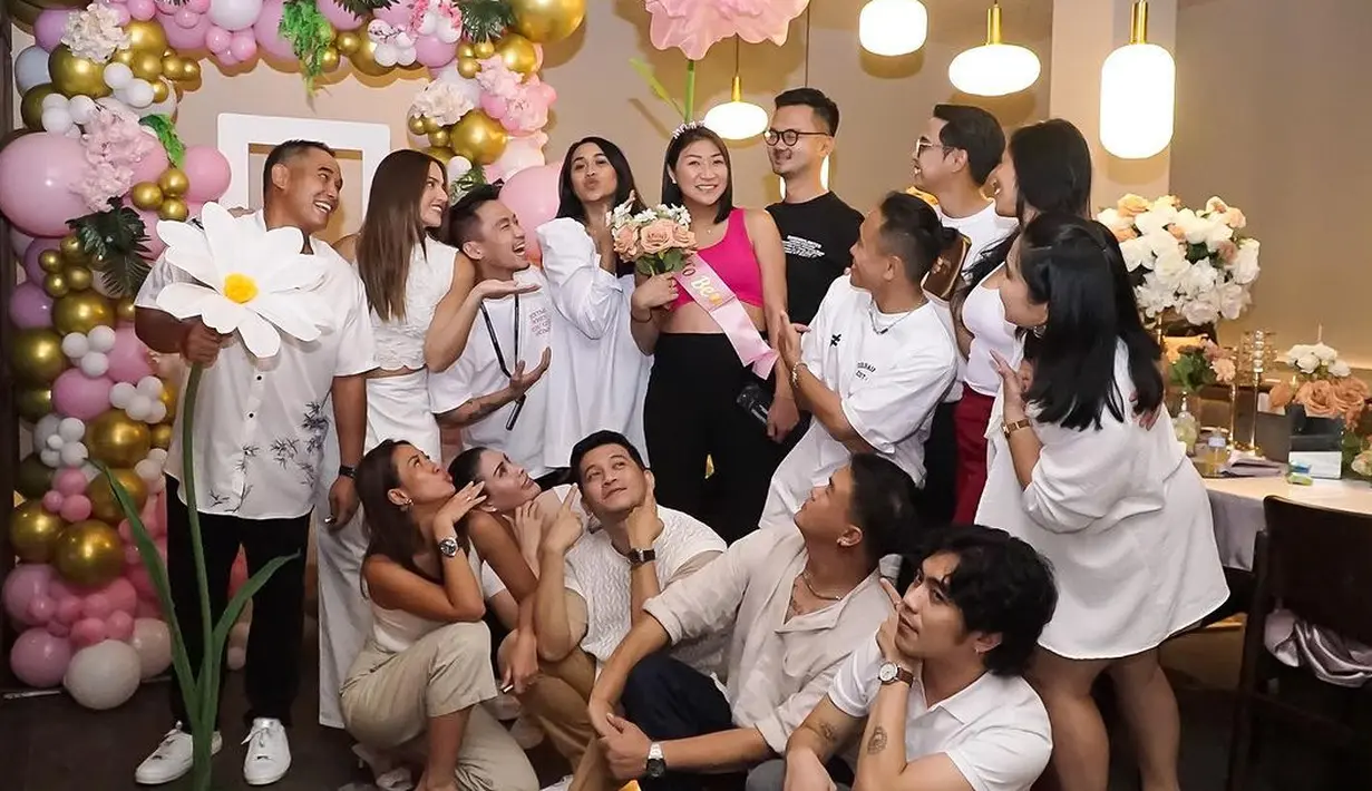 Potret suasana baby shower untuk asisten Nia Ramadhani. Tampak hadir juga suami Nia, Ardi Bakrie, Gita Janu dan beberapa sahabat. Mereka kompak  mengenakan putih-putih. [Instagram/ramadhaniabakrie]