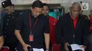 Ketua Dewan Pimpinan Pusat (DPP) Partai Demokrasi Indonesia Perjuangan (PDIP) bidang Reformasi Sistem Hukum Nasional, Ronny Talapessy (kedua kiri) bersama Ketua DPP PDIP Bidang Kehormatan Partai, Komarudin Watubun usai memberi keterangan terkait penetapan status tersangka pada Sekretaris Jenderal PDIP, Hasto Kristiyanto di Jakarta, Selasa (24/12/2024). (Liputan6.com/Herman Zakharia)