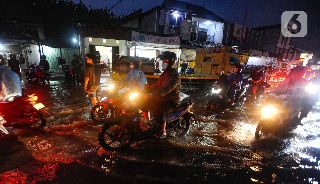 Hujan deras yang mengguyur wilayah tersebut menimbulkan genangan air. (merdeka.com/Arie Basuki)