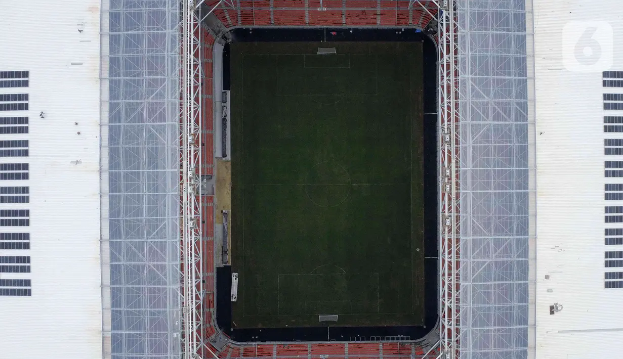 Foto udara Jakarta International Stadium (JIS), Jakarta, Selasa (15/3/2022). Berdasarkan laporan mingguan ke-132, PT Jakarta Propertindo mencatat progres realisasi pembangunan stadion yang diproyeksikan berkapasitas 82.000 penonton itu mencapai 98,60 persen. (Liputan6.com/Herman Zakharia)