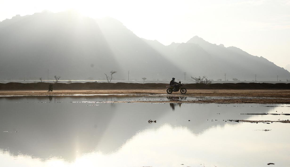 Pembalap KTM asal Australia, Toby Price bersaing selama Stage 1B Reli Dakar 2022 di sekitar kota Hail Saudi, pada 2 Januari 2022. (AFP/Franck Fife)
