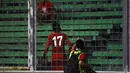 Sikap Ferdinand Sinaga membuat beberapa oknum suporter berlarian menghindar keluar stadion GBK Jakarta, (11/5/2014). (Liputan6.com/Helmi Fithriansyah)
