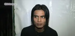 Charly Van Houten membenarkan bahwa mobil mewahnya ditarik oleh leasing. Ia pun menjelaskan kronologi dan alasan mengapa mobilnya ditarik oleh leasing.