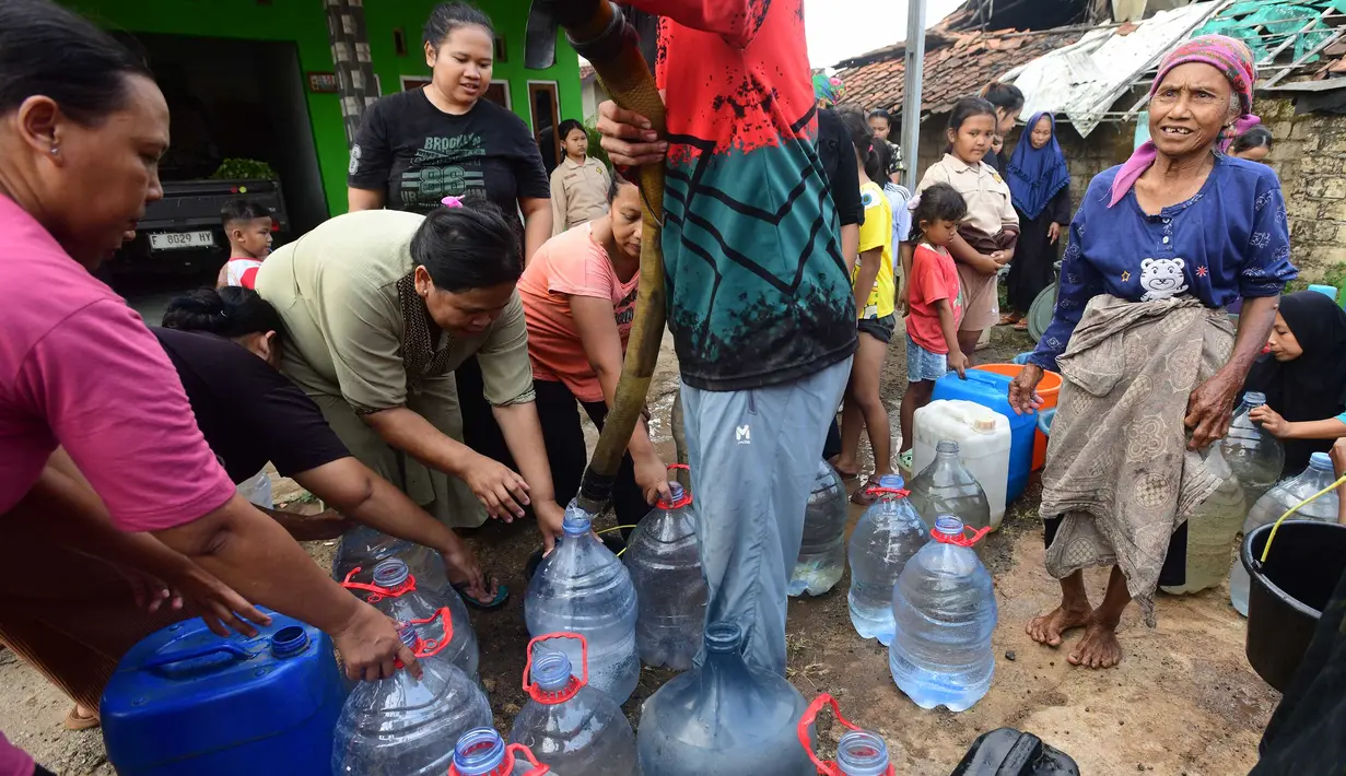 Warga antre mendapatkan air bersih saat pemberian bantuan air bersih yang dilakukan Relawan Gerak Bareng di Desa Cidokom, Bogor, Jawa Barat, Kamis, 30 Juli 2026. (KLY/Arie Basuki)