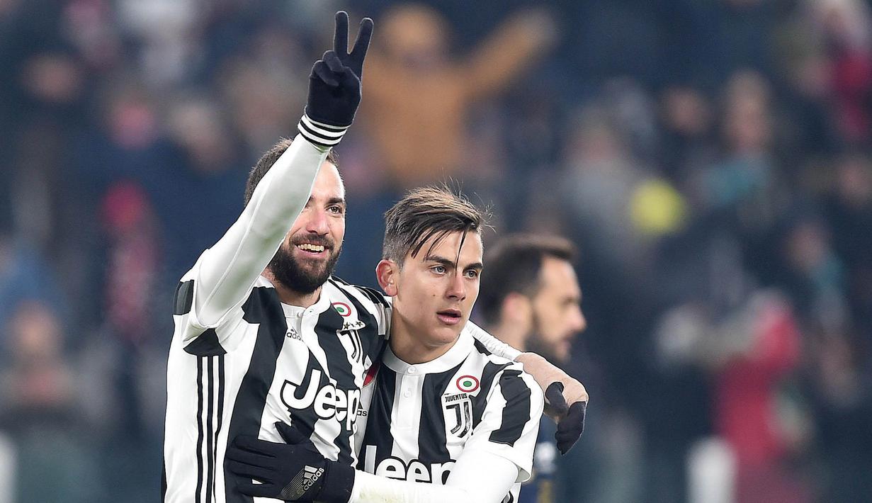 Striker Juventus, Gonzalo Higuain dan Paulo Dybala, melakukan selebrasi usai mencetak gol ke gawang Genoa pada laga Coppa Italia di Stadion Allianz, Turin, Kamis (21/12/2017). Juventus menang 2-0 atas Genoa. (AP/Alessandro di Marco)