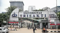   Petugas keamanan kampus berjaga di gerbang pintu masuk Universitas Trisakti, Grogol, Jakarta, Rabu (24/8). Penjagaan dilakukan akibat konflik persengketaan lahan antara pihak yayasan dan otorita Trisakti. (Liputan6.com/Faizal Fanani)
