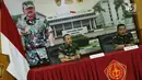 Kapuspen TNI Mayjen Sisriadi dan Danpom TNI Mayjen TNI Dedy Iswanto menerangkan video mobil berpelat TNI membawa logistik kampanye Prabowo, Jakarta, Jumat (22/3). TNI menyebut nomor pelat itu tak sesuai jenis kendaraan TNI. (Liputan6.com/ImmanuelAntonius)