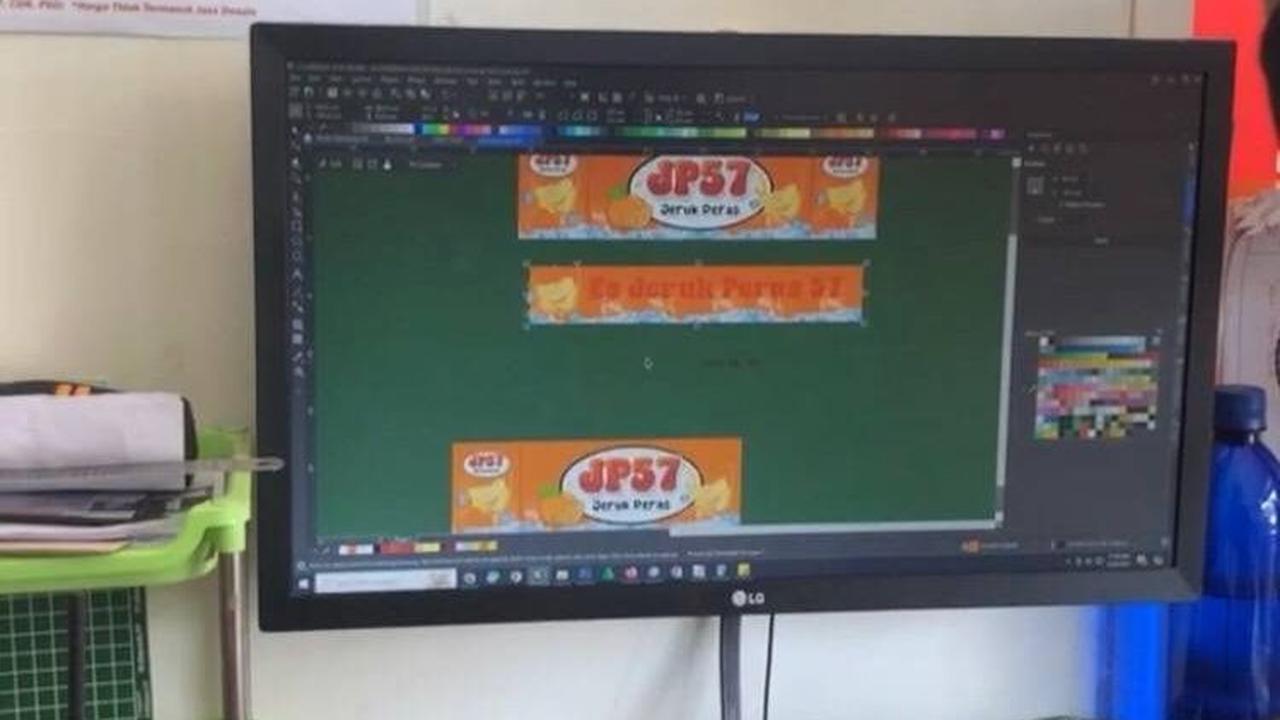 Selanjutnya, Andri pergi ke percetakan untuk mendesain banner agar usahanya terlihat menarik.