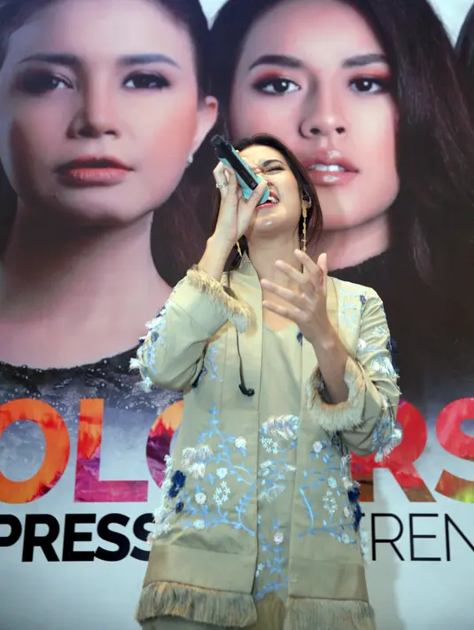 "Nulis lagu ama Haris Pranowo. Ibaratnya masuk studio dengan orang-orang yang biasa. Aku emang harus dengan orang yang kukenal. Aku termasuk introvert orangnya," ujarnya. (Nurwahyunan/Bintang.com)