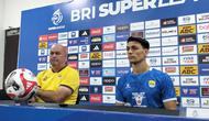 Pemain Persib Bandung, Federico Barba (kanan), dan sang pelatih, Bojan Hodak, dalam sesi konferensi pers, Jumat (26/12/2025), menjelang laga melawan PSM Makassar.  (Bola.com/Erwin Snaz)