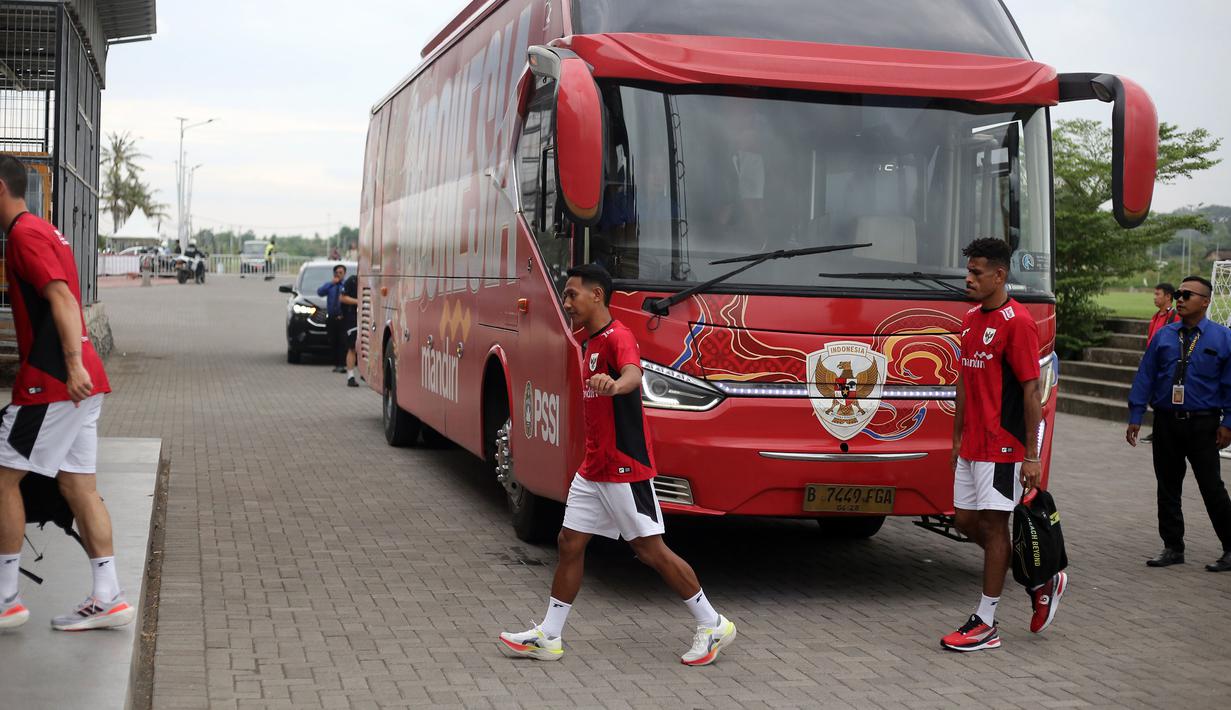 Pemain Timnas Indonesia, Beckham Putra dan Ricky Kambuaya menuruni bus untuk melakukan latihan persiapan menjelang laga Ronde 3 Kualifikasi Piala Dunia 2026 melawan China pada di Bali United Training Center, Bali, Selasa sore (23/05/2025). (Bola.com/Alit Binawan)