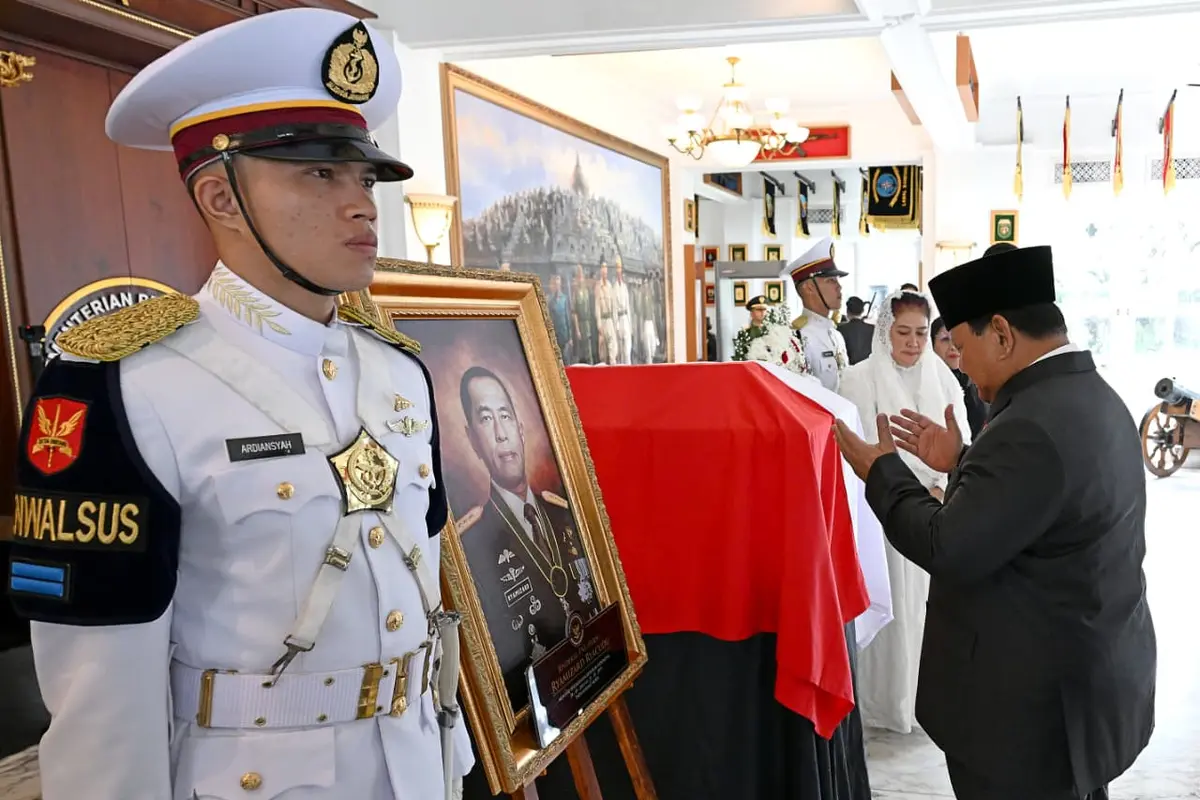 Presiden Prabowo Subianto menghadiri upacara persemayaman dan pelepasan jenazah Jenderal TNI (Purn) Ryamizard Ryacudu di Kantor Kementerian Pertahanan, Jakarta, Senin (1/6/2026).