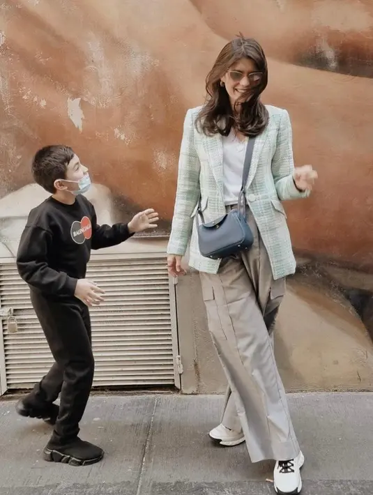 Meski sambil momong anak, Carissa Putri tetap tampil modis memadukan tweed blazer dengan t-shirt dan cargo pants. (Instagram/carissa_puteri).