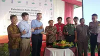 Bupati Blitar, Drs. H. Rijanto, MM menghadiri peletakan batu pertama peternakan kedua PT Greenfields di Pijiombo, Wlingi, Blitar. (Liputan6.com/Citra Dewi)