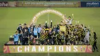 Pemain Timnas Malaysia U-19 melakukan selebrasi usai menjuarai Piala AFF U-19 2022 di Stadion Patriot Chandrabhaga, Bekasi, Jumat (15/7/2022). (Bola.com/Bagaskara Lazuardi)
