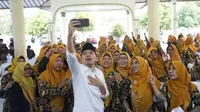 Ketua Fraksi Partai Gerindra DPRD Jatim, Gus Muhammad Fawait digandrungi emak-emak Jember. (Istimewa).