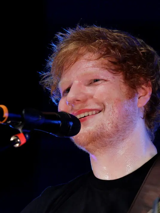 •	25 November 2015 kemaris diadakan acara Aria Awards yang dilangsungkan di Australia, Ed Sheeran bahkan terlihat tak segan menggandeng tangan James Blunt. (Bintang/EPA)