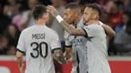 Trisula maut PSG, Lionel Messi, Kylian Mbappe dan Neymar yang akrab dengan sebutan Trio MMN akhirnya bisa tampil akur di awal musim 2022/2023 ini kala ketiganya mampu menyumbang gol dalam kemenangan telak 7-1 atas tuan rumah Lille di pekan ke-3 Liga Prancis, Senin (22/8/2022) dini hari WIB. Mbappe bahkan mampu mencetak hattrick dan gol pertamanya menjadi rekor gol tercepat di Ligue-1 dan bagi PSG sendiri merupakan gol tercepat sepanjang sejarah klub di seluruh kompetisi resmi. (AP/Michel Spingler)