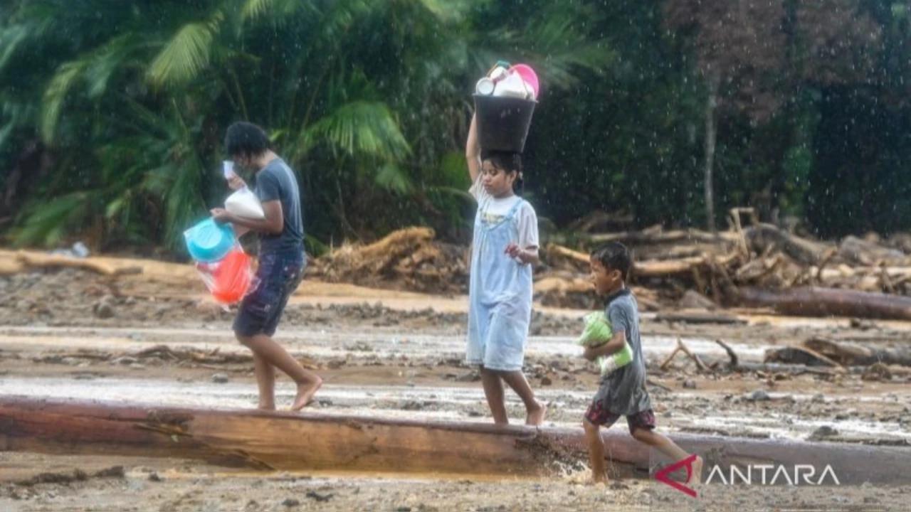 Pemerintah Bakal Gratiskan 1-2 Semester UKT Mahasiswa Korban Banjir-Longsor Sumatra