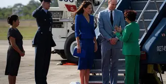 Kate Middleton dan Pangeran William kembali memulai tur luar negeri resmi pertama ke Bahama, Jamaika, dan Belize. Kate memilih setelan lace dari Jenny Packham dengan atasan peplum dan rok pensil selutut dalam rona biru kobalt saat tiba di Belize (Foto: Instagram @dukeandduchessofcambridge)