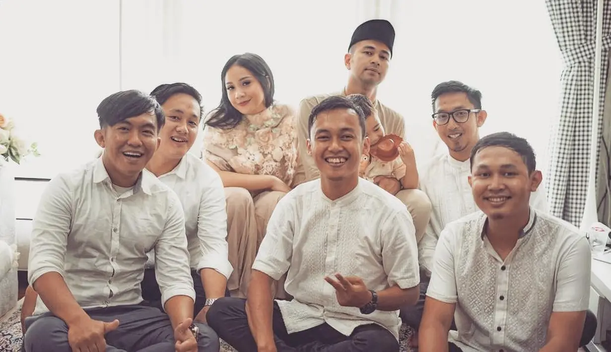 Kalau kali ini, Gigi tengah bersama suami dan anaknya, serta tim entertainment. Coba lihat, senyuman dan gaya Gigi tampak berseri kan? (Instagram)