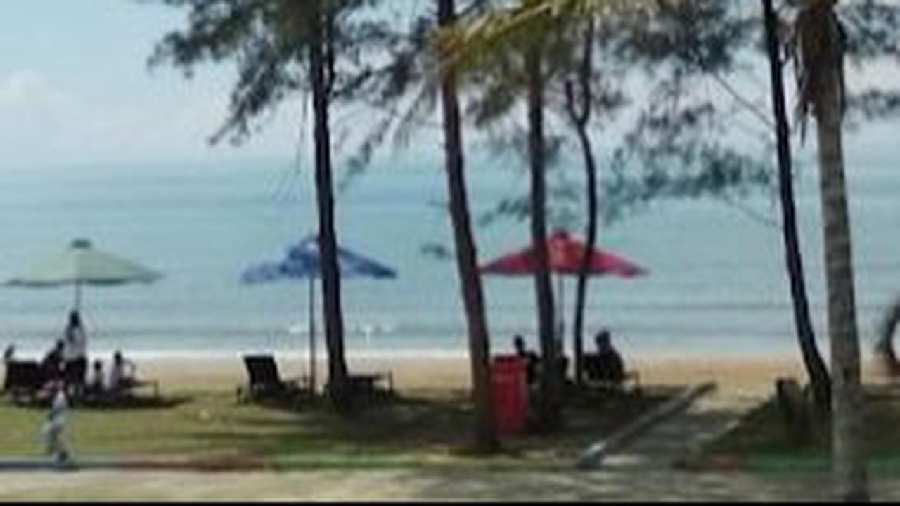 1. Pantai Manggar Segara Sari<br>