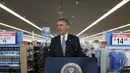 Presiden AS Barack Obama berpidato di sebuah toko Wal-Mart di California, Jumat (9/5/2014) (REUTERS / Kevin Lamarque).
