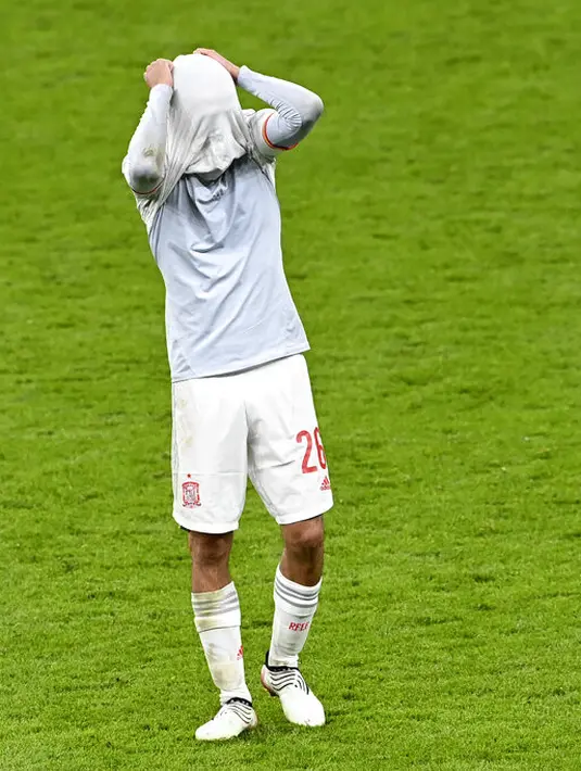 Penyerang Spanyol, Pedri menutup mukanya dengan jerseynya usai pertandingan melawan Italia pada semifinal UEFA Euro 2020 di Stadion Wembley di London, Inggris, Rabu (7/7/2021). Spanyol takluk atas Italia 4-2 lewat adu penalti setelah laga imbang 1-1 selama 120 menit. (Facundo Arrizabalaga/Pool Photo