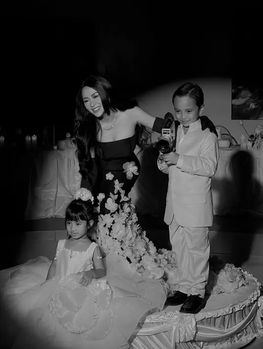 Rachel Vennye baru saja menggelar pesta ulang tahun ke-29 dengan konsep estetik di sebuah art museum. [@fuji_an/@rachelvennya].
