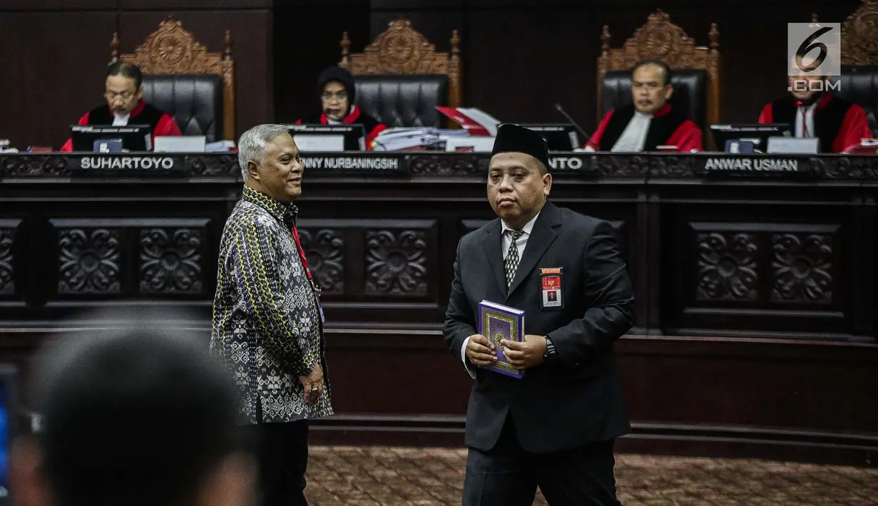 Marsudi Wahyu Kisworo, ahli yang dibawa oleh tim hukum KPU usai disumpah sebelum memberikan keterangan dalam sidang lanjutan sengketa Pilpres 2019 di Gedung MK, Jakarta, Kamis (20/6/2019). Sidang mendengarkan keterangan saksi dan ahli dari pihak termohon, yaitu KPU RI. (Liputan6.com/Faizal Fanani)