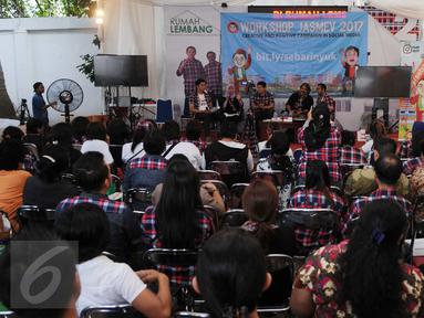  Suasana workshop di Rumah Lembang, Jakarta, Jumat (13/1). Relawan pendukung pasangan calon gubernur DKI Jakarta nomer 2 Ahok-Djarot mengadakan kegiatan workshop dan nonton bareng debat KPUD untuk Cagub Cawagub Jakarta. (Liputan6.com/Gempur M Surya)
