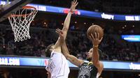 Guard Golden State Warriors, Stephen Curry (kanan) mencoba mencetak poin, meski mendapat hadangan dari forward Washington Wizards. Tomas Satoransky. (AP Photo/Nick Wass)