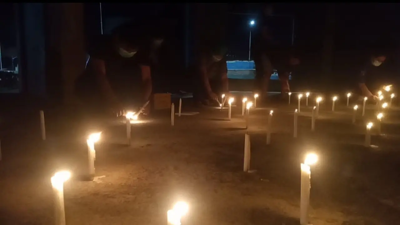 Aksi pemasangan 500 lilin di Godbless Park, Boulevard, Kota Manado, Selasa malam (25/8/2020).
