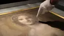 Lukisan 'Monna Vanna' atau dikenal dengan 'Mona Lisa Telanjang' ditunjukkan di Museum Conde, Chantilly, Prancis, Senin (11/3). Penggunaan teknik sfumato pada lukisan tersebut juga menguatkan teori bahwa Da Vinci adalah pembuatnya. (Kenzo Tribouillard/AFP)