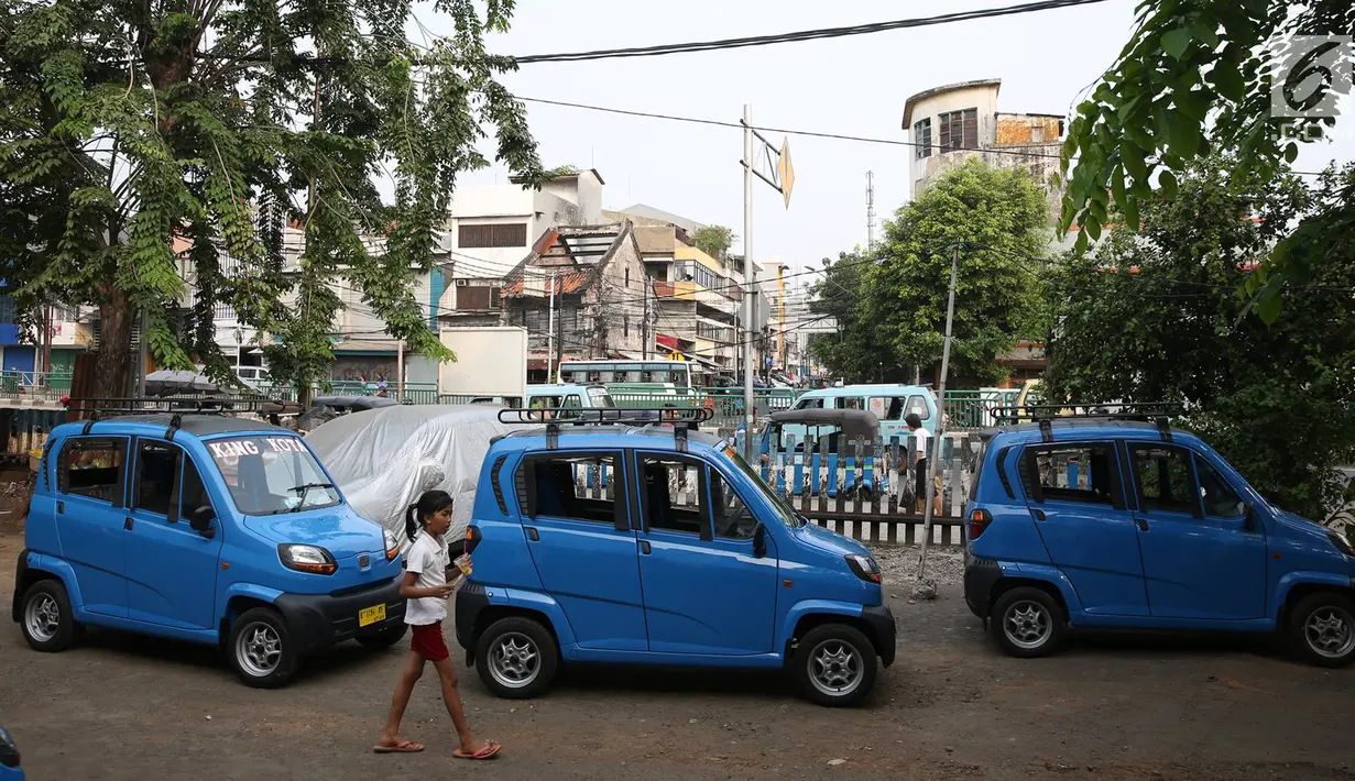 Angkutan umum Qute terpakir di kawasan Kota, Jakarta, Senin (24/7). Sebanyak 17 unit Angkutan Pengganti Bemo (APB) tersebut mampu mengangkut tiga penumpang dan mulai diuji coba untuk mengetahui kelayakan armada. (Liputan6.com/Immanuel Antonius)