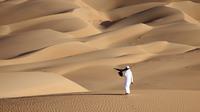 Emirati Ali Mansouri melatih elang di Gurun Liwa, Abu Dhabi, Uni Emirat Arab, Sabtu (9/1/2021). Elang telah terhubung dengan budaya Uni Emirat Arab selama berabad-abad. (Karim SAHIB/AFP)